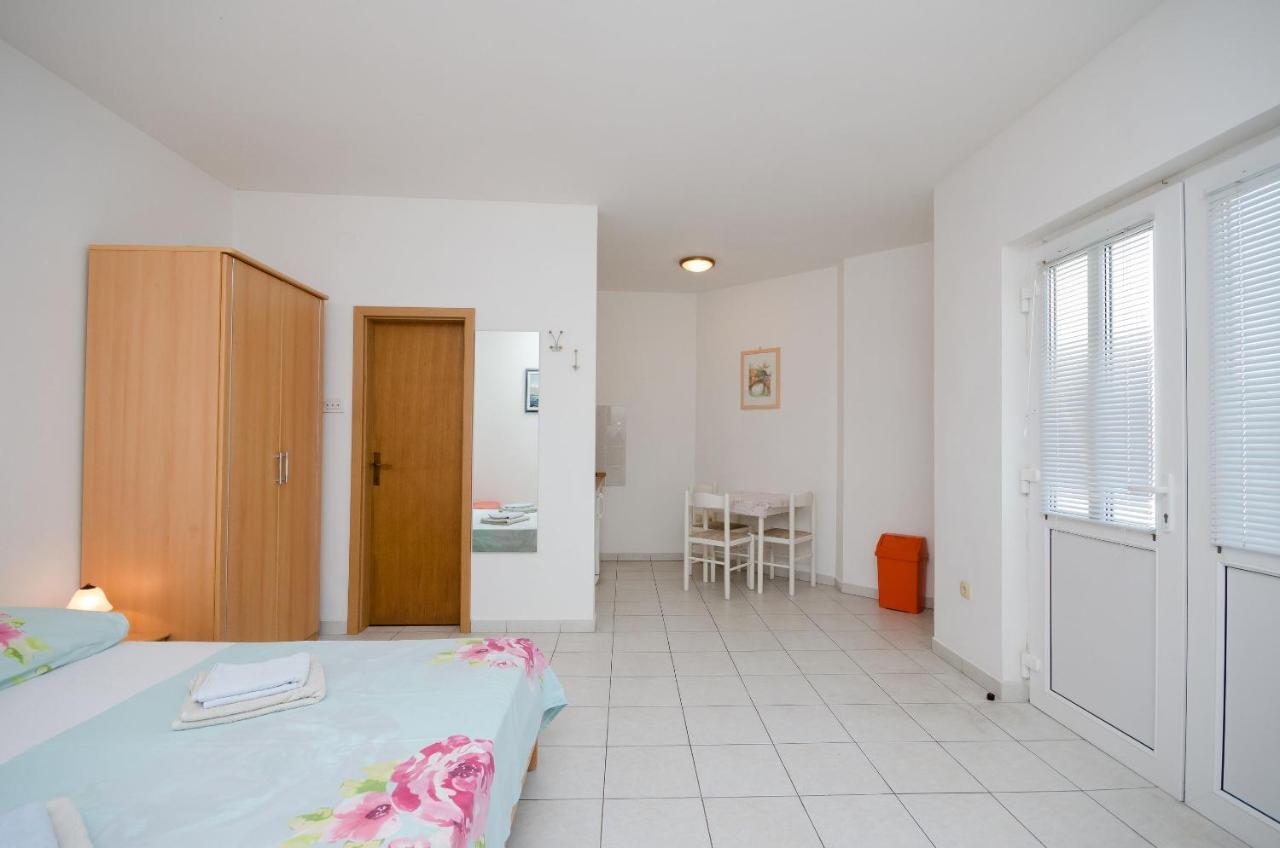 Apartments Branimir Novi Vinodolski Bagian luar foto