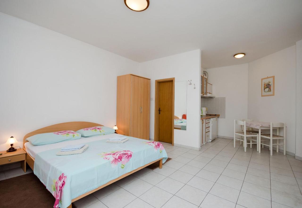 Apartments Branimir Novi Vinodolski Bagian luar foto